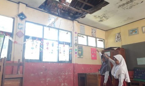 Satu ruangan kelas SDN 3 Cijengkol Kabupaten Sukabumi rusak dan mengganggu kegiatan belajar siswa, Rabu (19/6).