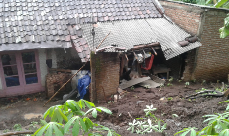 Satu rumah warga di Desa Karyamukti, Kecamatan Cibatu, Kabupaten Garut, rusak terdampak tanah longsor, Sabtu (25/1). 