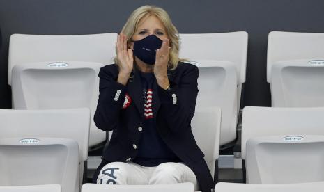 Satu-satunya baju baru yang dipakai Jill Biden selama mengunjungi Olimpiade Tokyo adalah blazer hitam Ralph Lauren yang dipadankan dengan kaus oblong dan celana panjang putih.  