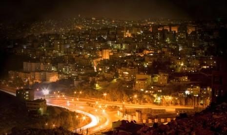 Satu sudut Kota Amman, Yordania di saat malam.