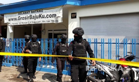 Satu terduga teroris jaringan ISIS Abu Jandal ditangkap Kepolisian Kabupaten Malang bersama Densus 88 di  Jalan Wijaya Singosari, Pagetan, Kabupaten Malang, Jawa Timur Nomor 11A, Senin (19/6).  