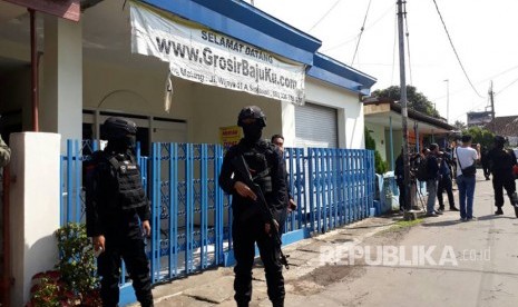 The Special Detachment (Densus) 88 arrest one suspected terrorist in the village of Bobojong, Sukabumi sub-district, West Java, on Tuesday. (Illustration)