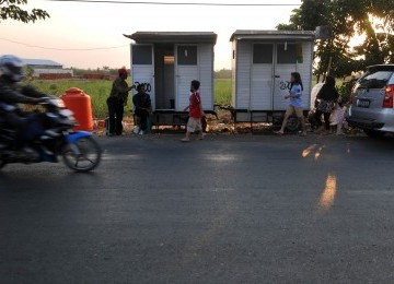 Satu toilet darurat berada di jalur alternatif Ketanggungan, Brebes, Jawa Tengah, Sabtu (3/9). Dengan tarif Rp 2.000 sekali masuk. (republika/Wihdan Hidayat)