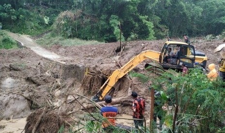 Pencarian korban tertimbun longsor Tasikmalaya belum membuahkan hasil (Foto: longsor Tasikmalaya)