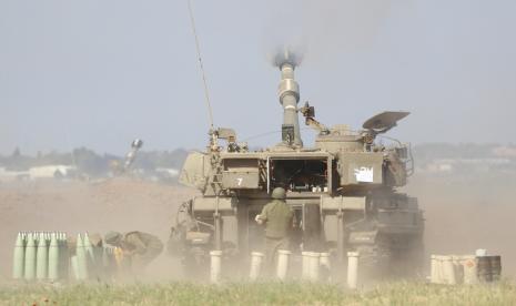 Satu unit artileri Israel menembak ke arah sasaran di Jalur Gaza, di perbatasan Gaza Israel, Sabtu, 15 Mei 2021.