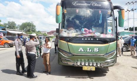 Satu unit bus ALS jurusan Jakarta-Medan disuruh memutar balik ketika hendak masuk kawasan Pembatasan Sosial Berskala Besar (PSBB) Sumatera Barat, di Sungai Rumbai, Kabupaten Dharmasraya, Rabu (29/4). (ilustrasi)