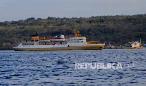 Satu unit kapal perintis milik PT Pelni berada di selat Semau, Kupang, NTT, Senin (16/8). 