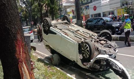 Satu unit kendaraan roda empat Sienta dengan nomor polisi D 1211 UBC terguling di Jalan Ir. H. Djuanda (Dago) setelah sebelumnya menabrak dua orang pengendara motor, Senin (3/1). Akibatnya, pengemudi mobil dan motor dilarikan ke rumah sakit untuk mendapatkan perawatan sedangkan bagian depan mobil mengalami kerusakan.