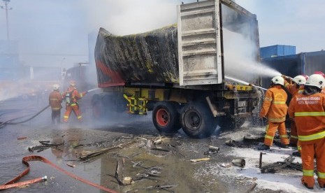 Satu unit kontainer milik PT Tanto Inti Line, terbakar di Depo PT. Tanto, Jalan Tanjung Tembaga Surabaya, Jumat (20/12). 