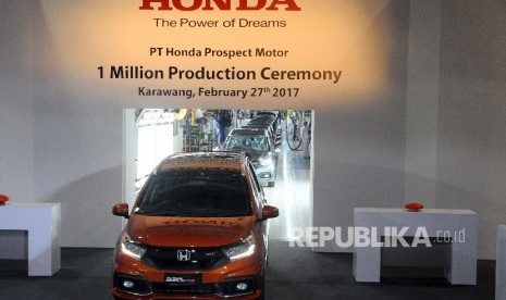 Satu unit mobil Honda diperlihatkan saat perayaan pencapaiaan satu juta unit produksi di Pabrik PT Honda Prospect Motor (HPM) Karawang, Jawa Tengah (27/2).