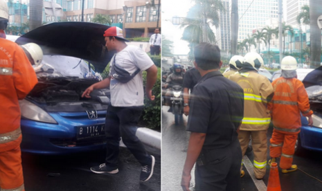 Satu unit mobil jenis SUV terbakar di dekat Plaza Senayan, Jakarta, Selasa siang.