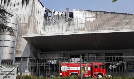 Satu unit mobil pemadam kebakaran dari Dinas Pemadam Kebakaran Kabupaten Bekasi masih bersiaga di PT Dynaplast yang berlokasi di Kawasan Industri Jababeka V, Jalan Science Timur 1 Blok B3D, Kelurahan Sertajaya, Cikarang Timur, pada Ahad (30/6). Sebelumnya, si jago merah membakar pabrik plastik ini pada Sabtu (29/6) pukul 12.35 WIB hingga pukul 24.00 WIB. 