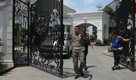 Satu unit mobil yang dinaiki penyidik KPK keluar dari rumah pribadi Gubernur Sulawesi Tenggara Nur Alam di jalan DI Panjaitan, Kecamatan Wuawua, Kendari, Sulawesi Tenggara, Selasa (23/8).