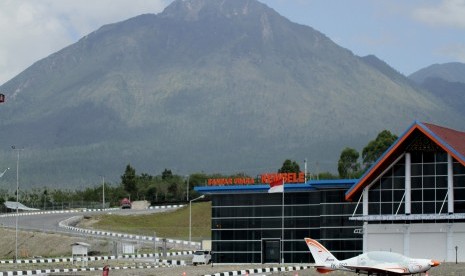 Satu unit pesawat parkir di Bandara Rembele, Kabupaten Bener Meriah, Aceh.