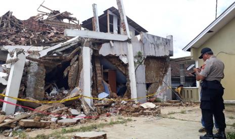 Satu unit rumah roboh di Kampung Nangerang, Desa Pulosari, Kecamatan Kalapanunggal, Kabupaten Sukabumi akibat gempa pada Selasa (10/3) sore lalu, dan petugas gabungan melakukan ebakuasi puing pada Rabu (11/3).(Republika/Riga Nurul Iman)