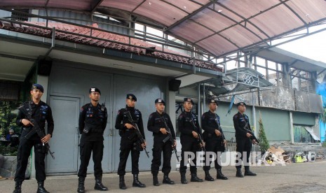  Satuan Brimob terus berjaga perketat keamanan Lembaga Pemasyarakatan (Lapas) Kelas IIA Banceuy, Kota Bandung, Senin (25/4).  