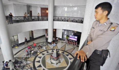 Satuan Gegana Polri berjaga di sekitar ruang sidang pembacaan putusan sengketa Pemilihan Presiden di Gedung Mahkamah Konstitusi (MK), Jakarta, Kamis (21/8). 