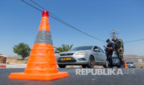 Satuan keamanan Palestina melakukan pemeriksaan di pintu masuk kota Ramallah di Tepi Barat. Warga Palestina gagal terapkan protokol kesehatan sehingga angka Covid-19 melonjak. Ilustrasi.