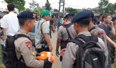 Satuan Kepolisian melakukan persiapan evakuasi korban Sukhoi di kawasan posko Cijeruk, Sukabumi, Jumat (5/11). (ROL)