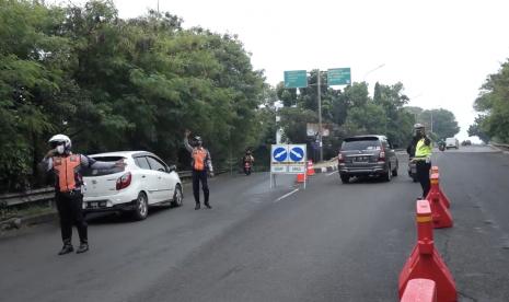 Satuan Lalu Lintas Polres Metro (Satlantas Polrestro) Depok dibantu TNI serta Dinas Perhubungan melaksanakan uji coba pemberlakuan ganjil genap bagi kendaraan roda empat di jalan Margonda Raya Depok, Jawa Barat.