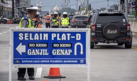 Satuan Lalu Lintas Polrestabes Bandung kembali menggelar pengaturan kendaraan berpelat nomor ganjil dan genap di lima gerbang tol menuju Kota Bandung.