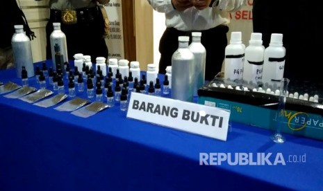 Satuan Narkoba Polres Jakarta Selatan Amankan ratusan botol cairan vape mengandung ganja, Selasa (21/3). 