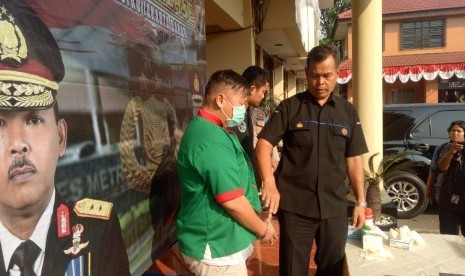 Satuan Narkoba Polres Metro Jakarta Barat merilis penangkapan presenter Reza Bukan karena kedapatan memiliki sabu, Ahad (7/1).