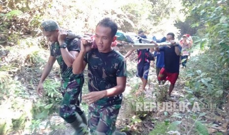 Satuan Penugasan Pengaman Perbatasan Batalyon Infanteri Raider 301/Prabu Kian Santang mengevakuasi warga yang sakit di rumah gubuk Dusun Sei Kelik, Desa Senaning, Kecamatan Ketungau Hulu, Kabupaten. Sintang.