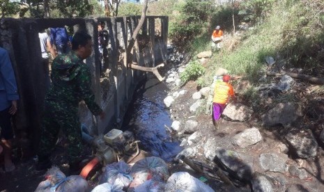 Satuan Petugas (Satgas) Citarum Harum Sektor 7 menutup saluran limbah siluman milik PT MCAB yang mengelola IPAL Terpadu diduga dibuang ke sungai Citarum, Senin (23/7) di Cisirung, Desa Pasawahan, Dayeuhkolot, Kabupaten Bandung.