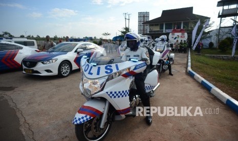 Satuan Polisi Bermotor bersiaga saat pengecekan kesiapan pengamanan jalur mudik oleh Kapolri Jenderal Polisi Tito Karnavian di pos pantau Cikopo, Purwakarta, Jawa Barat, Rabu (7/6).