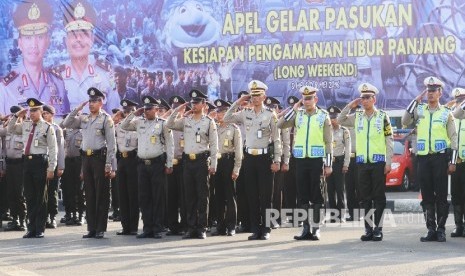   Satuan Polisi Lalu lintas nampak ikut ambil bagian pada Apel Gelar Pasukan Kesiapan Pengamanan Libur Panjang (Long Weekend), di Polda Metro Jaya, Rabu (4/5). (Republika/Darmawan)