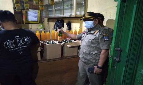 Satuan Polisi Pamong Praja dan Polres Serang memperkuat operasi penyakit masyarakat (pekat) di Jalan Raya Serang-Jakarta.  Dalam kegiatan bertajuk Operasi Bina Kusuma Maung II, ratusan botol miras disita dari sejumlah warung remang-remang (warem) mulai dari Kecamatan Ciruas hingga Kecamatan Cikande. 