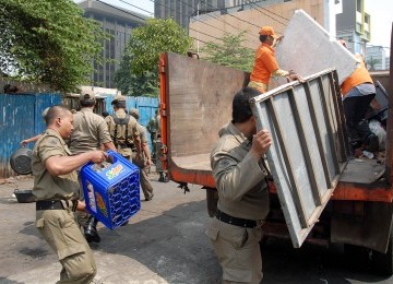 Satuan Polisi Pamong Praja (Satpol PP) di di kawasan kuliner Jl Sabang, Jakarta Pusat, Senin (12/9). Penertiban yang dilakukan dari Jl Sabang hingga Raden Saleh. (Republika/Agung Supriyanto)