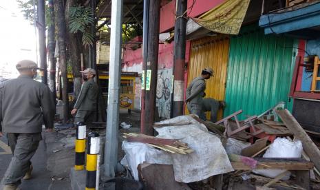 Satuan Polisi Pamong Praja (Satpol PP) Kota Malang menggelar operasi penegakan peraturan daerah (Perda) di sejumlah titik kota Malang.