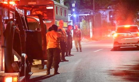 Satuan Polisi Pamong Praja (Satpol PP) melakukan pengawasan tempat rekreasi hiburan umum (RHU) saat Ramadhan. Satpol PP menegur 6 tempat hiburan malam di Bandung karena beroperasi saat Ramadhan.