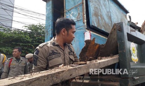 Satuan Polisi Pamong Praja (Satpol PP) Kota Tangerang Selatan menertibkan PKL.