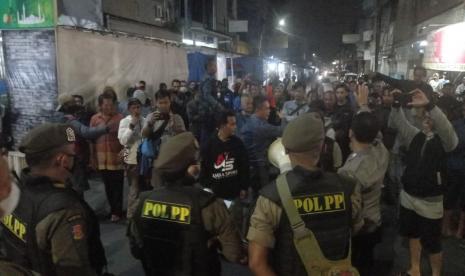 Satuan Polisi Pamong Praja (Satpol PP) Kota Tasikmalaya berencana menertibkan para pedagang kaki lima (PKL) yang berjualan di sepanjang Jalan Cihideung, Kecamatan Cihideung, Kota Tasikmalaya, Ahad (17/4/2022) malam. Namun, upaya penertiban yang dilakukan mendapat penghadangan.