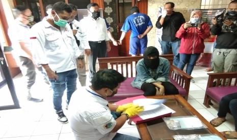 Satuan Reserse Narkoba Polres Cimahi menangkap dua tersangka narkotika.