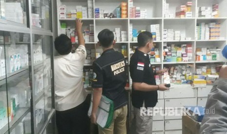 Satuan Reserse Narkoba (Satresnarkoba) Polres Bandung bersama tim gabungan Dinas Kesehatan dan BPOM Bandung berhasil  mengamankan sejumlah obat kadaluarsa, jenis obat daftar G atau obat keras dan toko obat yang tidak memiliki izin usaha. Saat melakukan inspeksi mendadak (sidak) pada dua apotek dan dua toko obat di wilayah Banjaran dan Baleendah, Selasa (19/9).