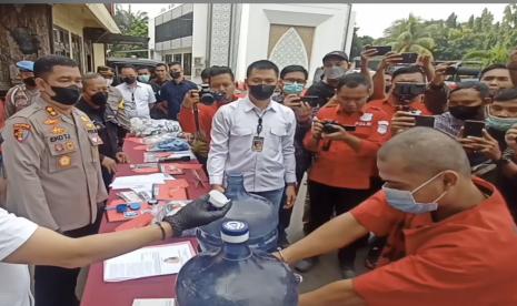 Satuan Reskrim Polres Cilegon, Jumat (22/7), berhasil mengungkap bisnis pemalsuan air kemasan galon di wilayah Kota Cilegon.