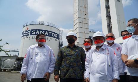 Satuan tugas Covid-19 DPR RI bersama Menteri Kesehatan RI Budi Gunawan Sadikin meninjau produksi gas oksigen di PT Samator Gas Industri, kawasan Industri Pulo Gadung, Jakarta Timur, Jumat (6/8).