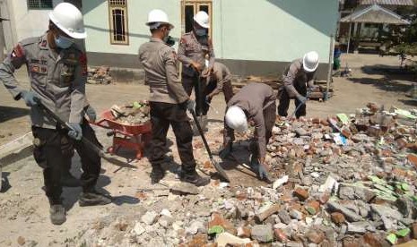 Satuan Tugas (Satgas) Aman Nusa II Polda NTB membersihkan 1.248 rumah terdampak gempa di sejumlah wilayah di Pulau Lombok dan Sumbawa selama September.