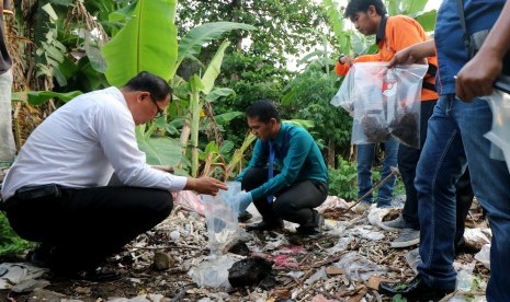 Satuan Tugas (Satgas) Pangan Polrestabes Surabaya mengumpulkan barang bukti dari tempat pembuangan limbah di sebuah industri rumahan abon sapi yang diduga dioplos dengan daging ayam saat sidak di sebuah industri rumahan abon sapi di kawasan Soponyono, Surabaya, Jawa Timur, Selasa (16/5). 