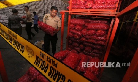 Satuan Tugas (Satgas) Pangan Polri menyita barang bukti bawang bombai ilegal di gudang PT Jakarta Sereal Jalan Kasuari no 35 Surabaya, Jawa Timur, Senin (7/5).