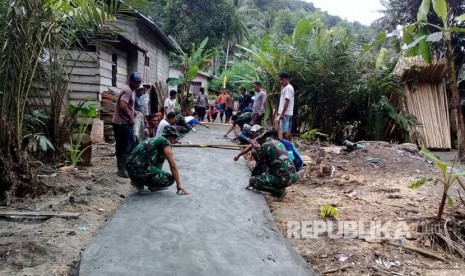 Satuan Tugas TMMD ke-100 Kodim 1505/Tidore bersama masyarakat Desa Talagamori Kec. Oba membangun jalan setapak akses penghubung antara perumahan warga dengan jalan raya.