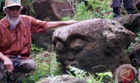 Satue of human head in North Dempo, Pagaralam, West Sumatra. (file photo)