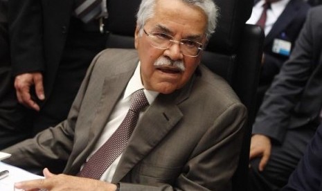 Saudi Arabia's Oil Minister Ali al-Naimi talks to journalists before a meeting of OPEC oil ministers in Vienna in this June 11, 2014 file photo.