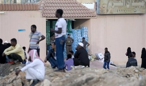 Saudi security forces watch Ethiopians gather as they wait to be repatriated in Manfouha, southern Riyadh in Nov. 13, 2013. (File photo)