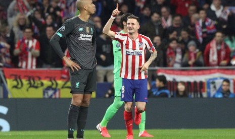 Saul Niguez (kanan) usai mencetak gol.