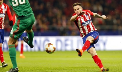 Saul Niguez saat melepaskan tendangan yang menghasilkan gol untuk Atletico Madrid saat melawan Lokomotiv Moskow di Liga Europa, Jumat (9/3) dini hari WIB.